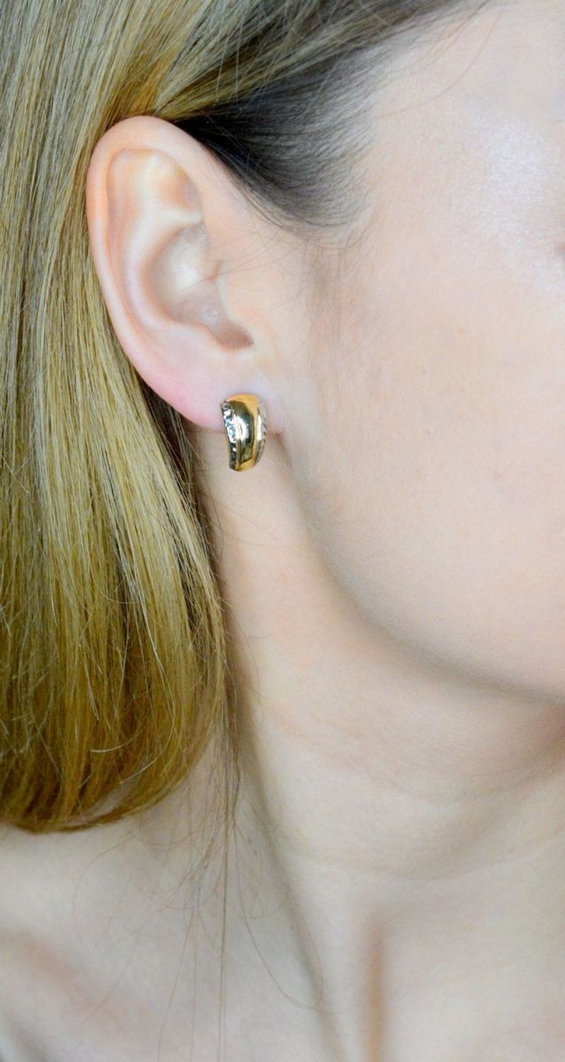 Złote kolczyki 375 angielskie z białym złotem KL 6868A 375. Złote kolczyki wykonane z najwyższej jakości żółtego złota, próba 375, waga około 1,34 gram. Kolczyki w minimalistycznym stylu, wpisujące się w obecne trendy modowe..jpg